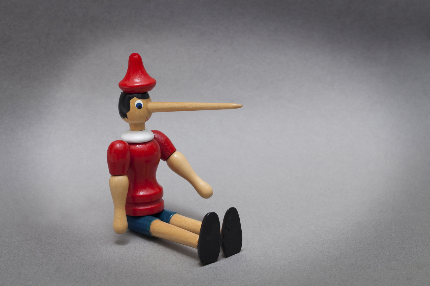 Pinocchio-Holzpuppe mit langer Lügennase; Privatdetektiv Frankfurt, Privatdetektei Frankfurt, Observation Frankfurt